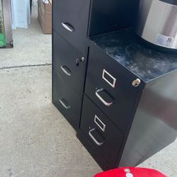 File cabinet/Glass Vase/Vacuum