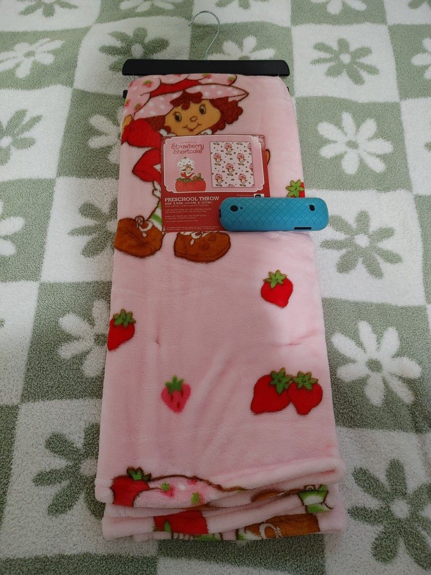 Strawberry Shortcake Throw Blanket - New