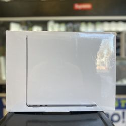 MacBook Air 13 Inch M2 Chip (Brand New)