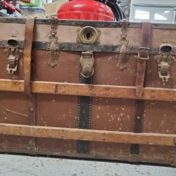 Beautiful Antique Trunk With 2 Drawers