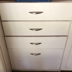 4-Drawer Dresser (white)