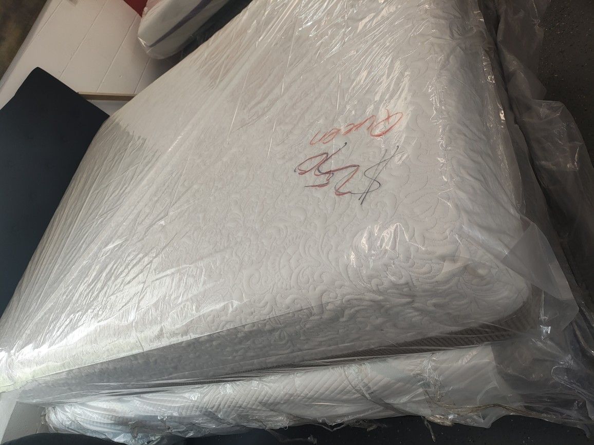 Serta Queen Memory Foam 13"Thick