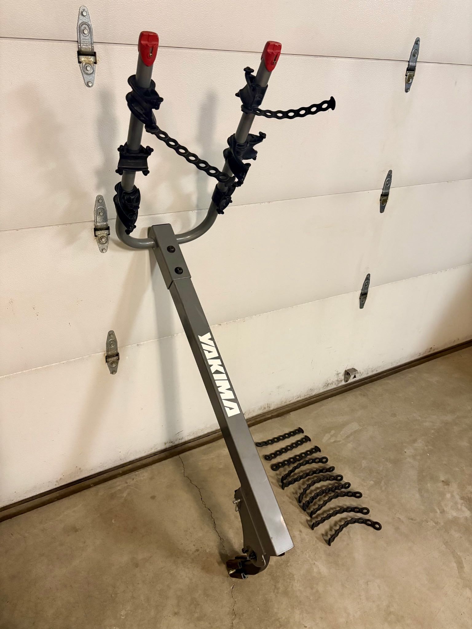 Bike rack - Yakima Holds 4 Bikes & Fits 2” Hitch (like new!)