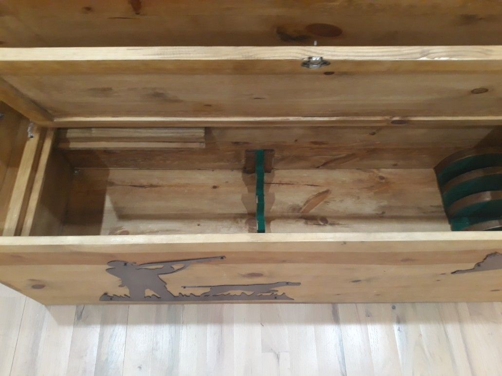 Blanket Chest with hidden gun safe for Sale in Dallas, TX OfferUp