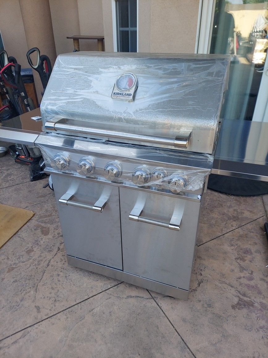 Kirkland Signature Stainless Steel 6 Burner Gas Grill $650
