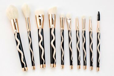 BRAND NEW IN BOX BRUSH SET