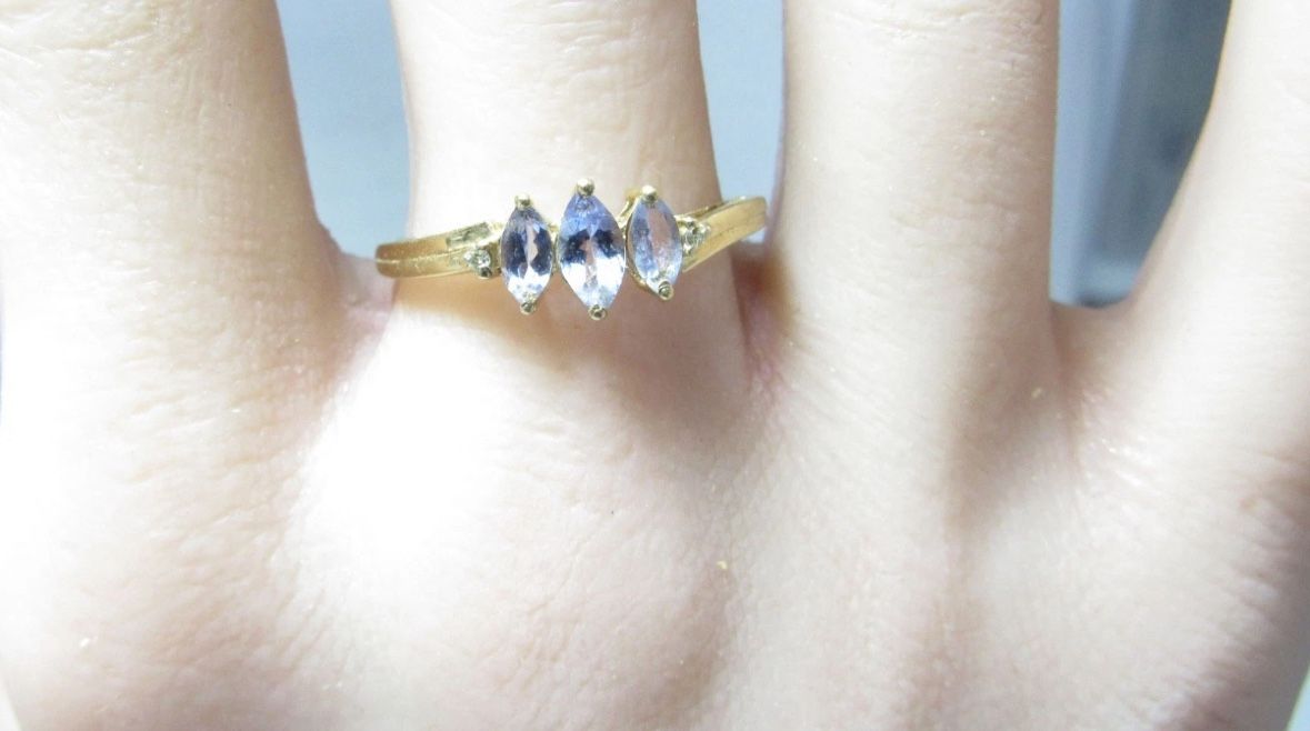 SOLID 10K GOLD RING W / THREE NATURAL TANZANITES