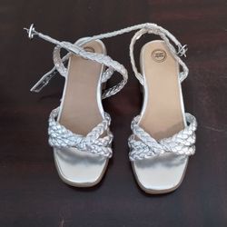silver winder nation sandals block heels for girls, size 1Y - like new
