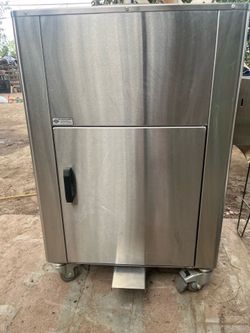 Portable sink with foot pump
