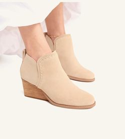 BRAND NEW - Tom’s Kaia Natural Suede Wedge Boot Size 9.5
