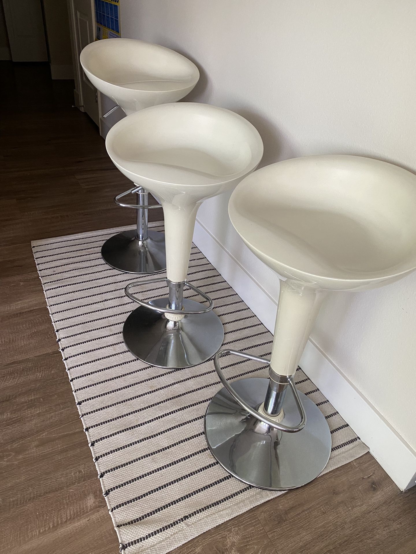 Bar Stool: Height Adjustable & Rotates