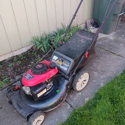 Troy Bilt Lawnmowe.  honda engine