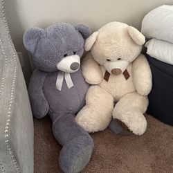 2 big teddy bears