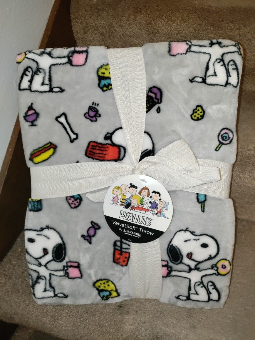 Peanuts Snoopy Throw! By Berkshire! 55" x 70" NEW! - $35 (43612)
Peanuts Snoopy Throw! By Berkshire! 55" x 70" NEW!