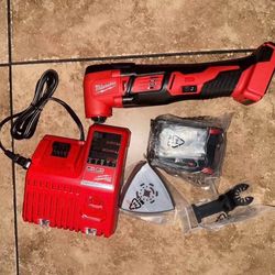 Milwaukee M18 Oscillating Multi Tool with 1.5Ah Battery and Charger
