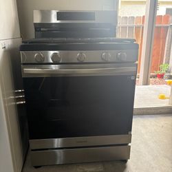 Samsung - 6.0 cu. ft. Freestanding Gas Range with WiFi, No-Preheat Air Fry & Convect