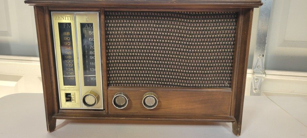 Vintage Zenith Long Distance Radio