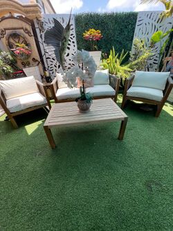 Beautiful, modern 4-piece wooden patio set in very good condition.