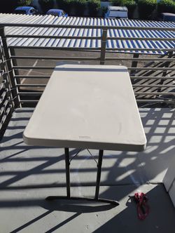4' LIFETIME folding table