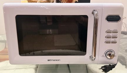 WHITE RETRO MICROWAVE