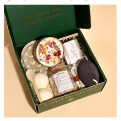 Sealed 10 Piece Gift Set: Candle, Bath Bombs, Soap...