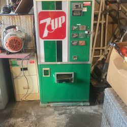 7 Up Soda Machine