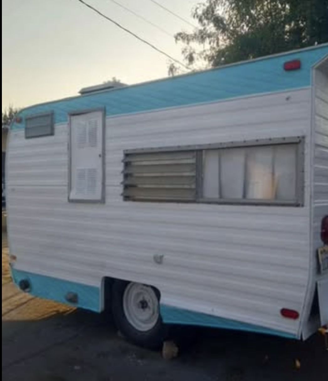 Camper Trailer Cardinal 1982 for Sale in Hesperia, CA - OfferUp