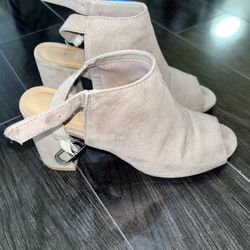 Size 8 CL Laundry Suede Heels