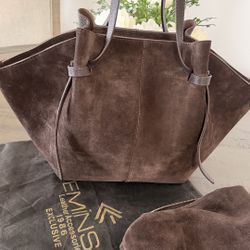 Very comfortable bag, genuine leather, made in Turkey, brand new.