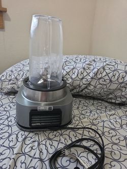 licuadora Ninja Foodi Smoothie Bowl Maker (modelo SS101), que cuenta con un potente motor de 1200 vatios y tecnología smartTORQUE para mezclas espesas