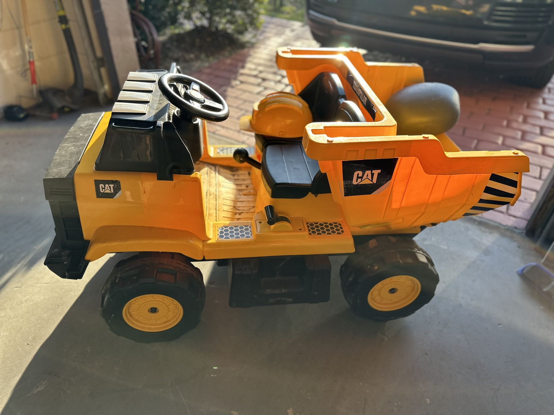 CAT Kids Mining Dump Truck 12 V Electrical Riding Toy