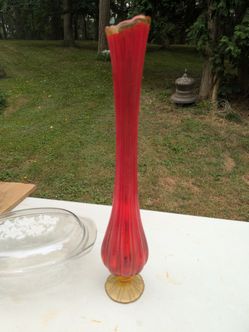 L.E. Smith swung glass floor vase