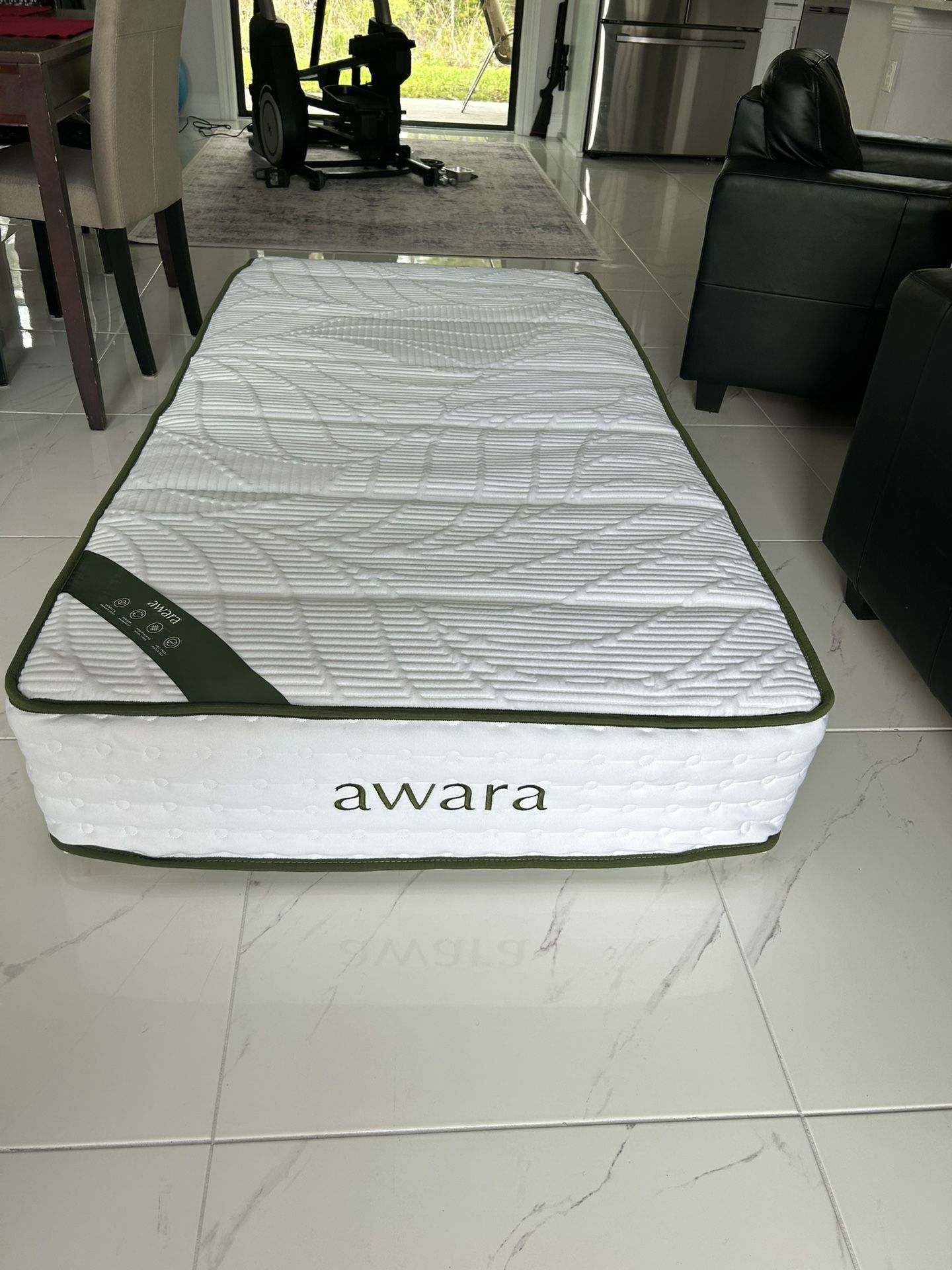 Twin Awara Luxury Hybrid Like New 70 % Off Retail