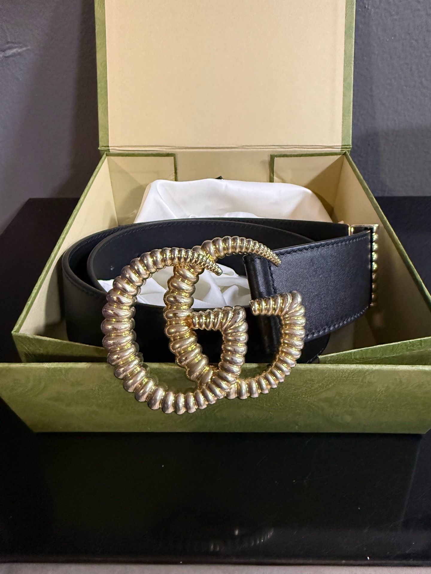 Women’s Gucci leather belt