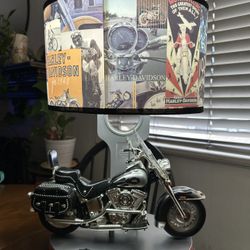 COLLECTABLE HARLEY DAVIDSON HERITAGE SOFTAIL TABLE LAMP w/SOUNDS 2004