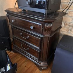 Set of 2 Solid Wood Nightstands / End Tables – Classic Carved Design