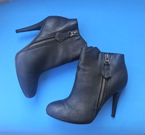 BLACK ANKLE ZIPPER BOOTS