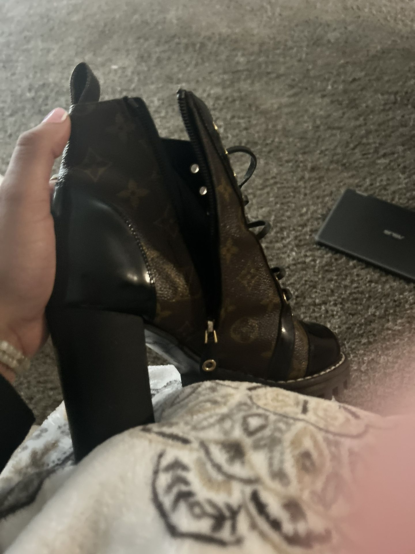 Lv Boots