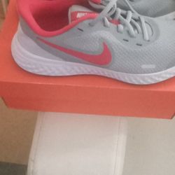 Nike Revolution 
