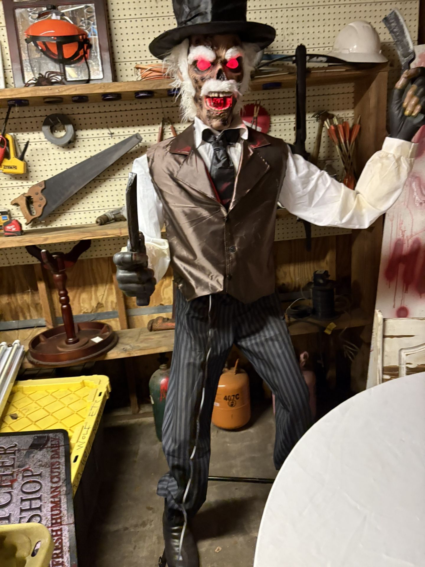 HALLOWEEN ANIMATRONIC ZOMBIE BARBER