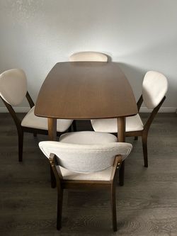 Comedor de cuatro sillas y una repisa