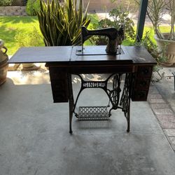 Singer Vintage Sewing Machine With Desk