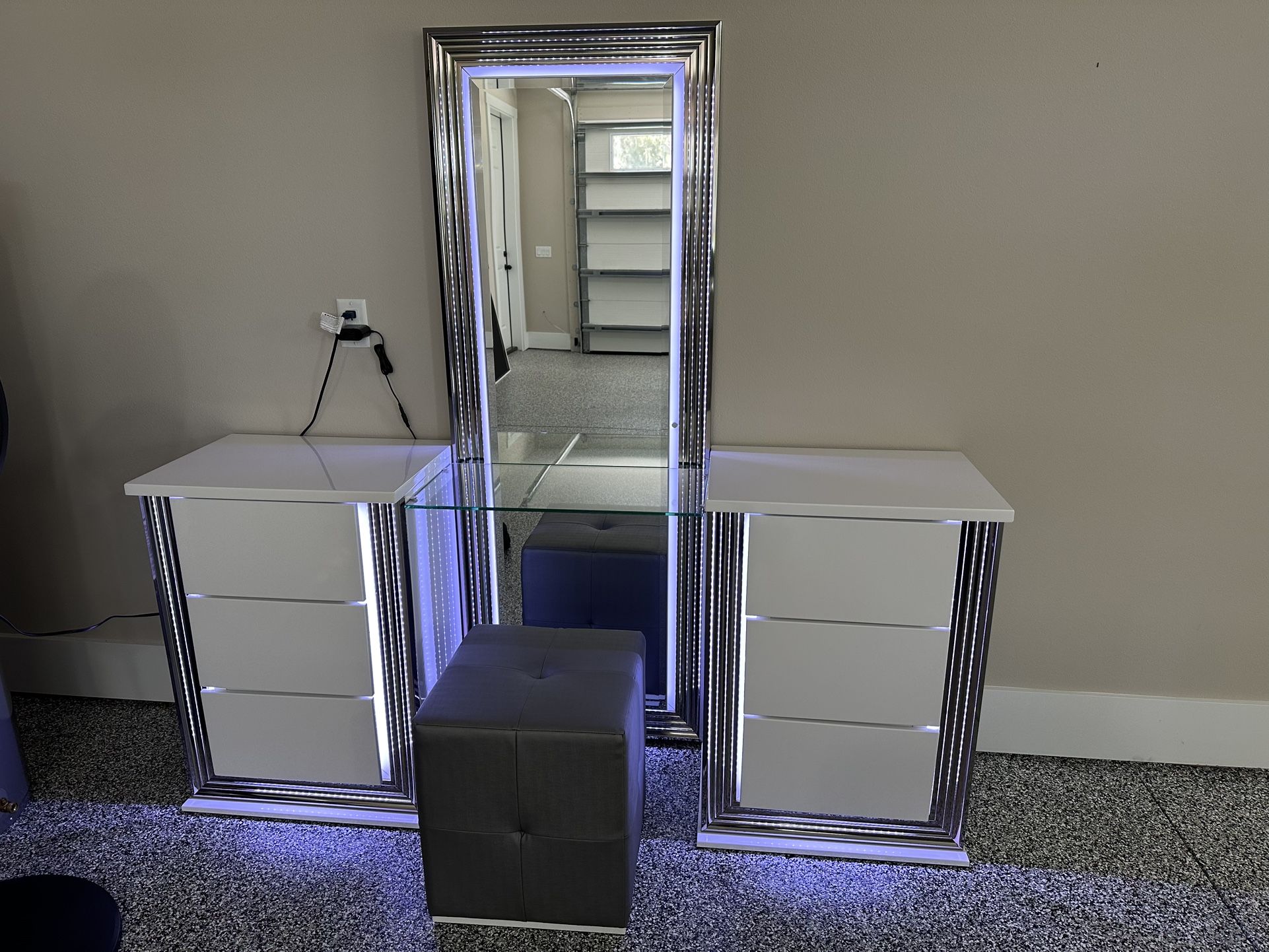 Brand New Beautiful Makeup Vanity Never Used