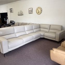 Neiwert 5Pc Leather Sectional w/ 2 Power Recliners