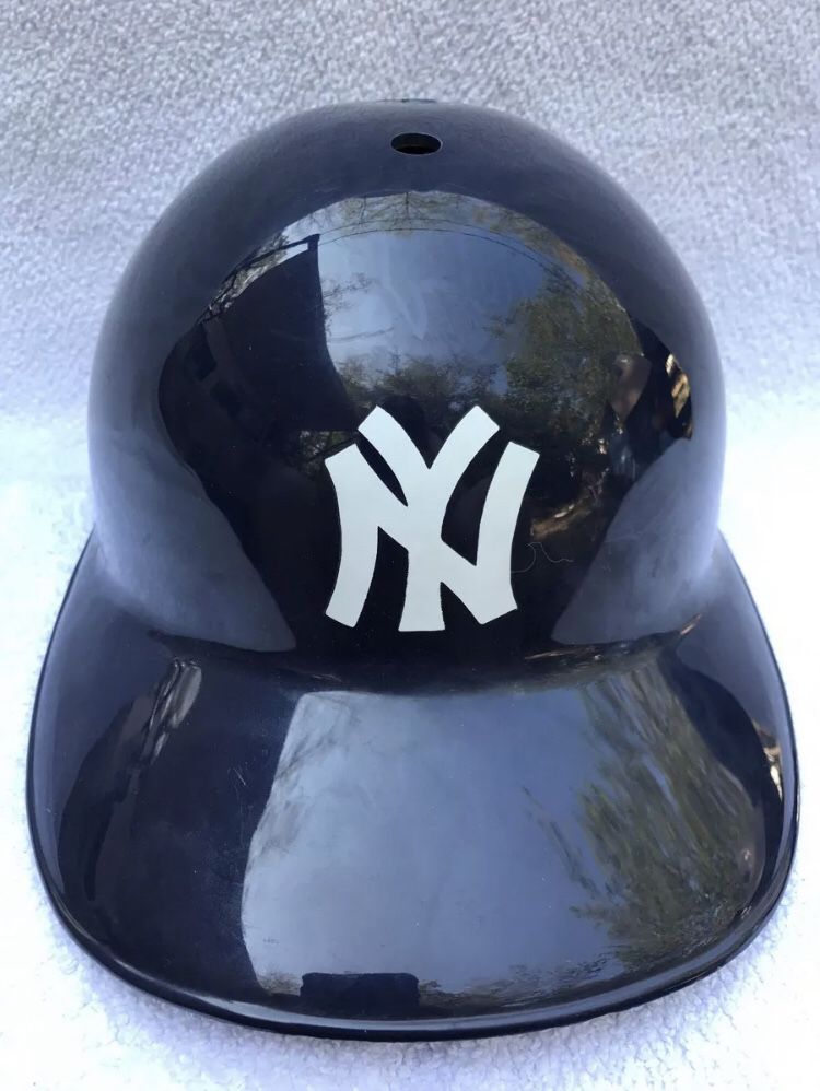VINTAGE NEW YORK YANKEES MLB NYC SOUVENIR PLASTIC BATTING HELMET SPORTS PRODUCTS HELMETS CLASSIC RAWLINGS FULL SIZE PROTECTIVE BASEBALL HAT TEAM LOGO