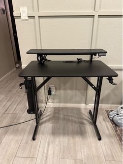 Small computer desk. 31.5” L x 19.75” W 29.5” H