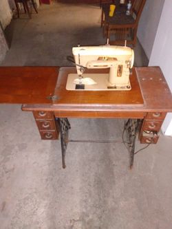 1958 Singer 403a Sewing Machine