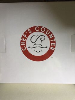 Cast-iron serving set with wooden trivet