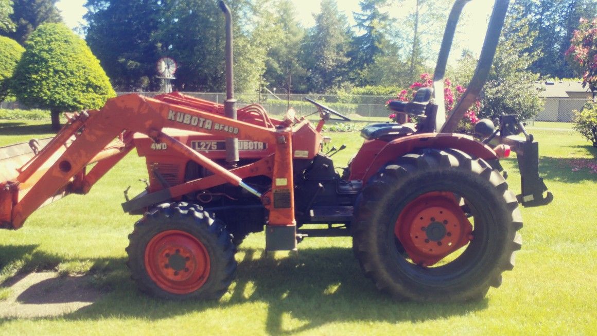 1985 Kubota 29 hp 4x4 Diesel Tractor L275. Quick hitch, loader and