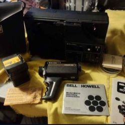 True collectible reel to reel bell and Howell with camera will not separate.